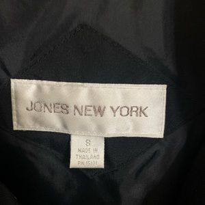 Jones of New York ladies coat size S zip up faux fur collar.